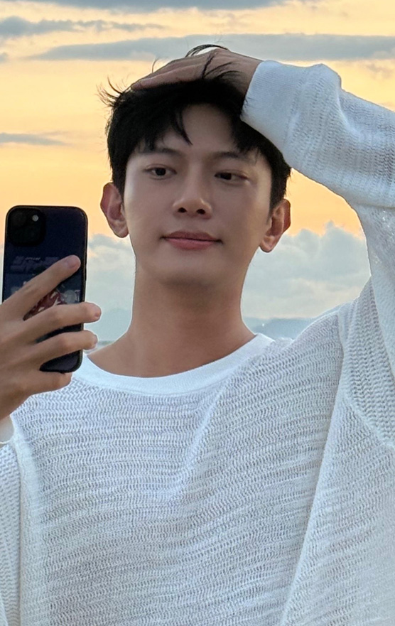 기본 카메라로 찍어도 보정이 필요 없는 외모!